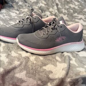 Skechers size 10 Nice